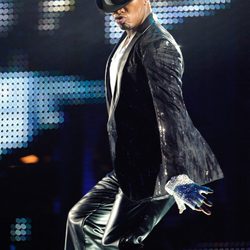 Ne-Yo durante su actuación en el concierto homenaje a Michael Jackson
