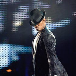 Ne-Yo durante su actuación en el concierto homenaje a Michael Jackson