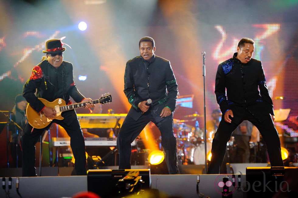 Jackie, Tito y Marlon Jackson durante su actuación en el concierto homenaje a Michael Jackson