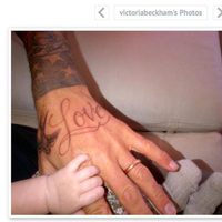 Mano de David Beckham con su nuevo tatuaje y la manita de Harper Seven