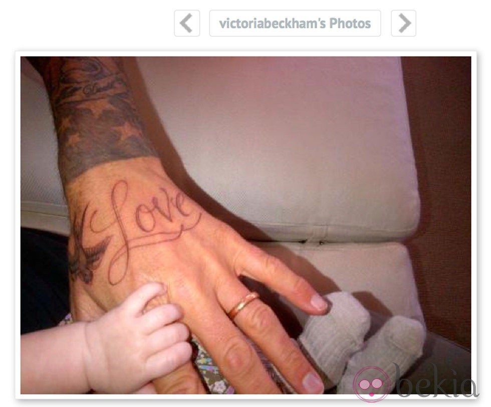 Mano de David Beckham con su nuevo tatuaje y la manita de Harper Seven