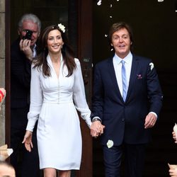 Paul McCartney y Nancy Shevell a la salida de la Iglesia