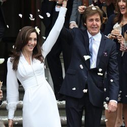 Paul McCartney y Nancy Shevell saludan  a la salida de la Iglesia