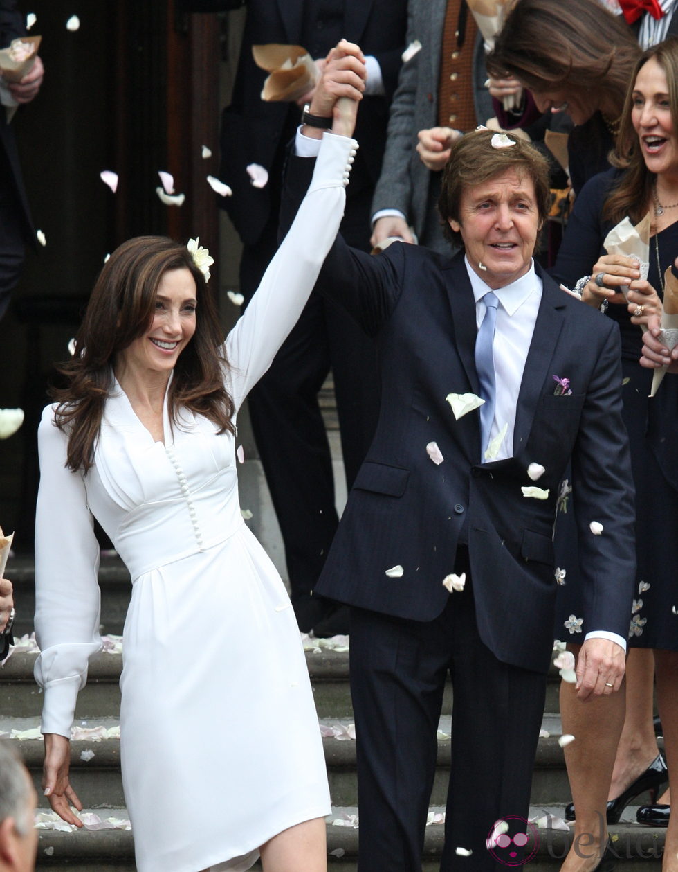 Paul McCartney y Nancy Shevell saludan  a la salida de la Iglesia
