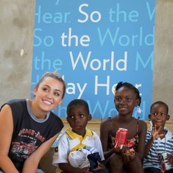 Miley Cyrus viaja a Haití con la Fundación 'Starkey Hearing'