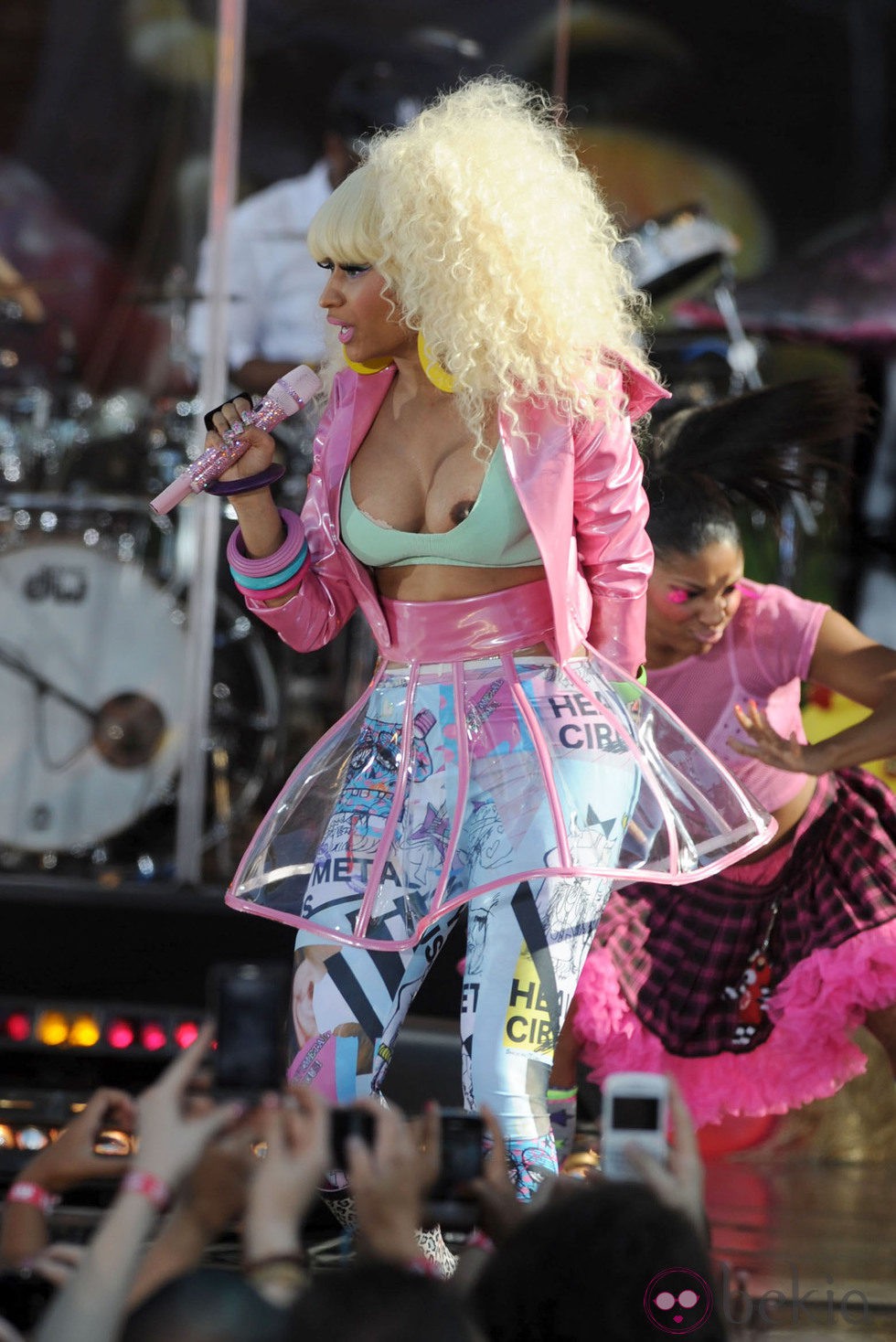 Descuidos de famosas: Nicki Minaj enseña el pecho durante un concierto