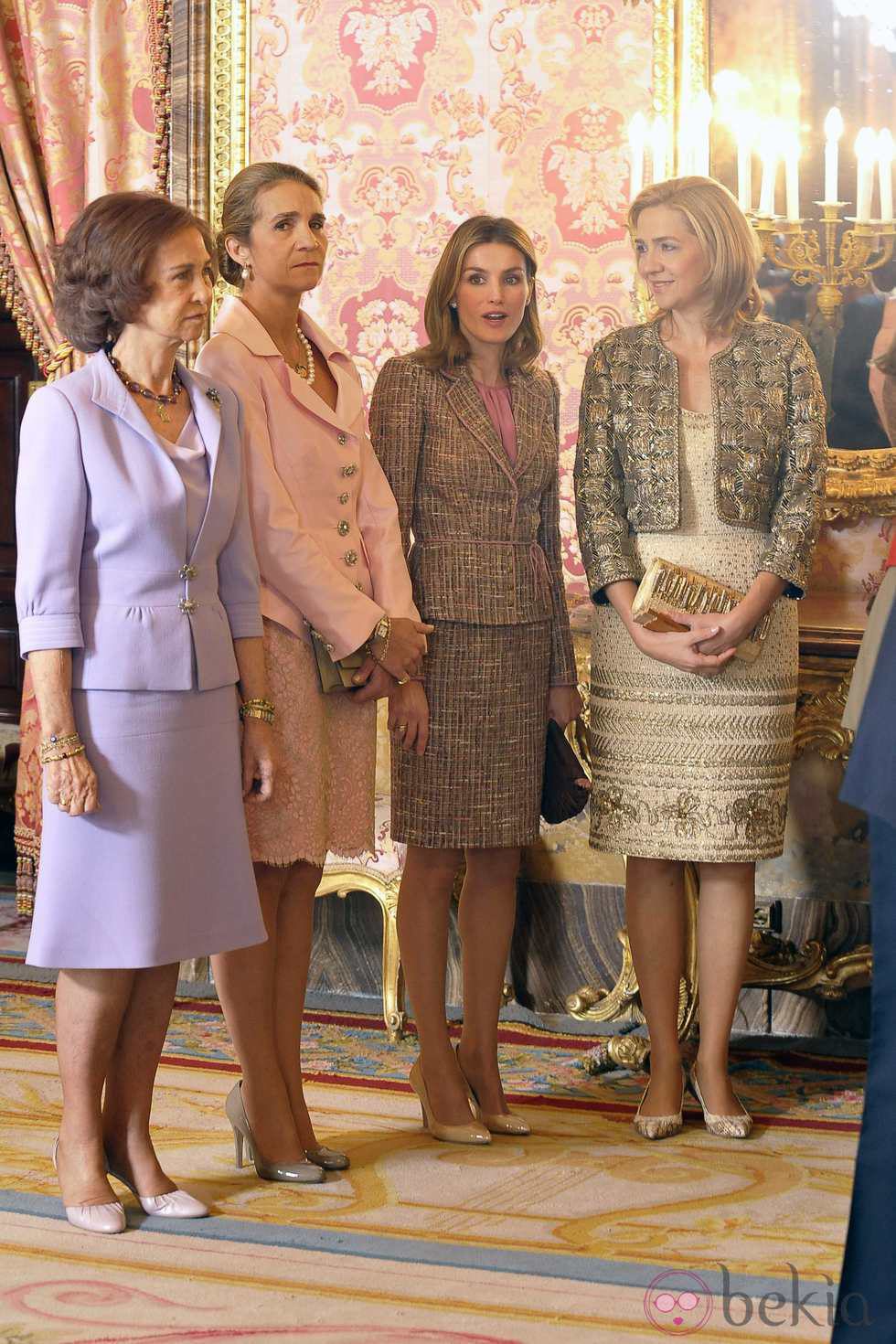 Las mujeres de la Familia Real en el Palacio Real el Día de la Hispanidad