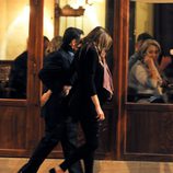 Nicolas Sarkozy y una embarazadísima Carla Bruni pasean por París
