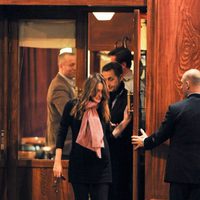 Nicolas Sarkozy y una embarazadísima Carla Bruni a la salida de un restaurante