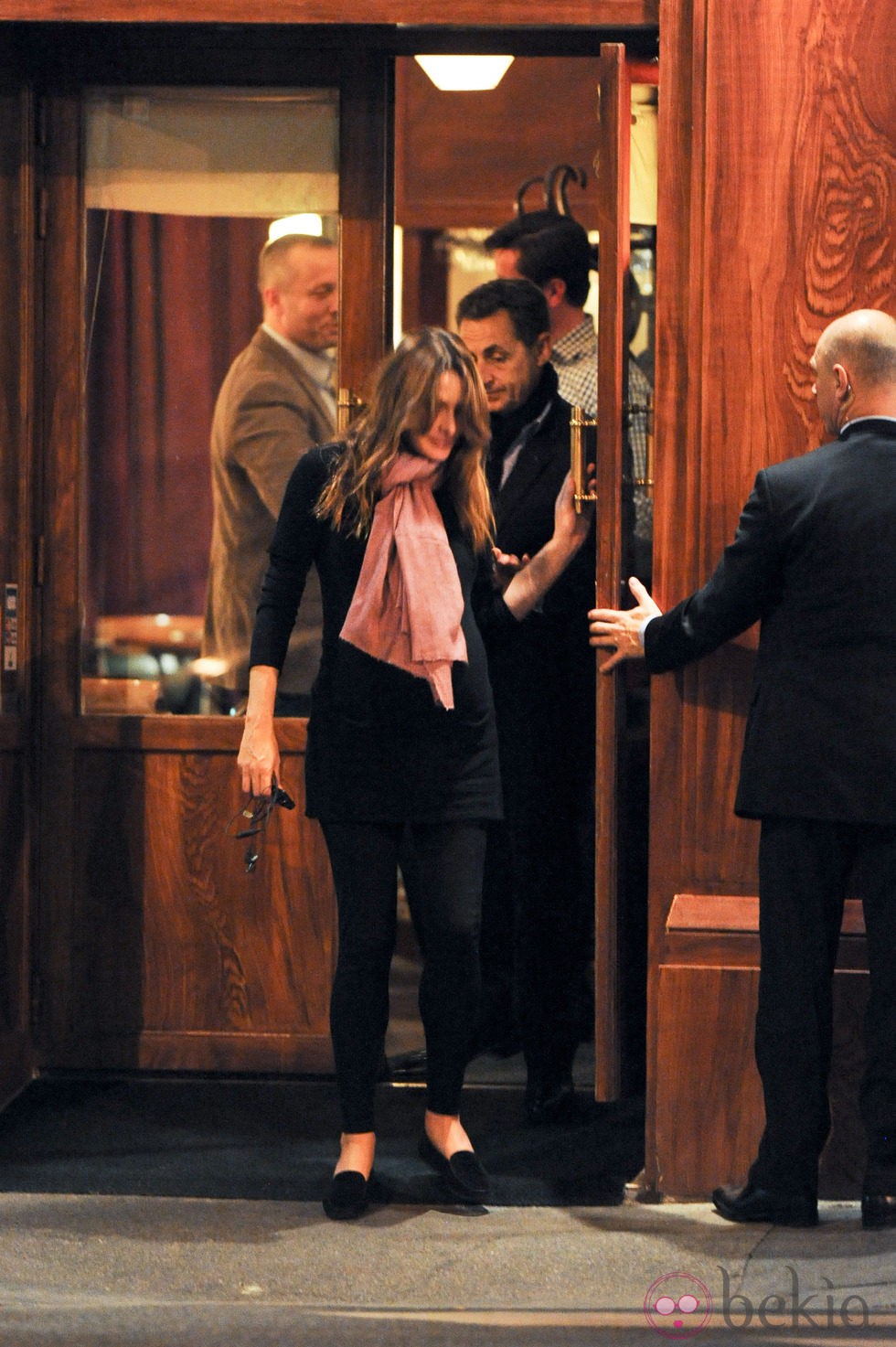Nicolas Sarkozy y una embarazadísima Carla Bruni a la salida de un restaurante