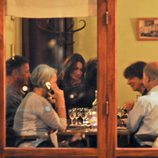 Nicolas Sarkozy y una embarazadísima Carla Bruni cenan en un restaurante parisino