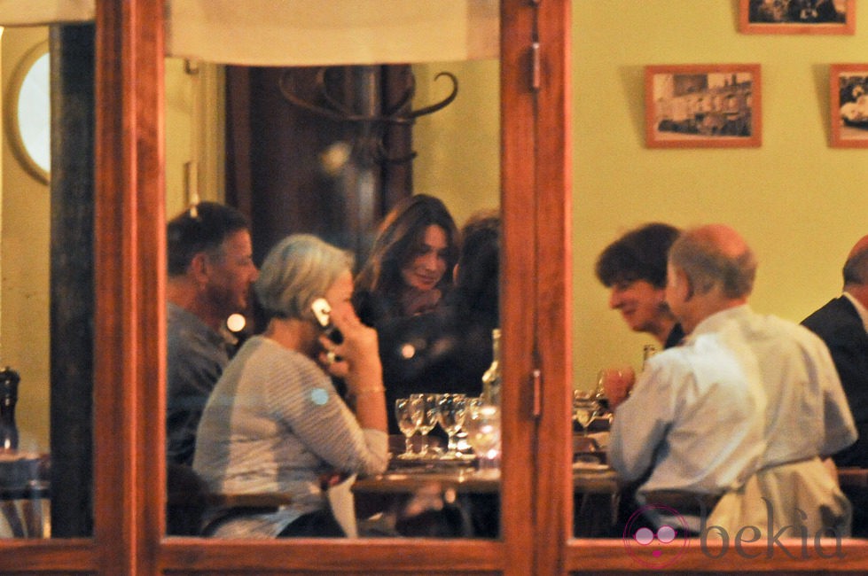 Nicolas Sarkozy y una embarazadísima Carla Bruni cenan en un restaurante parisino