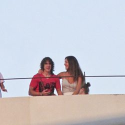 Malena Costa y Carles Puyol disfrutan su amor en Ibiza