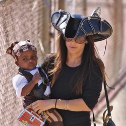 Sandra Bullock disfrazada de pirata con su hijo Louis