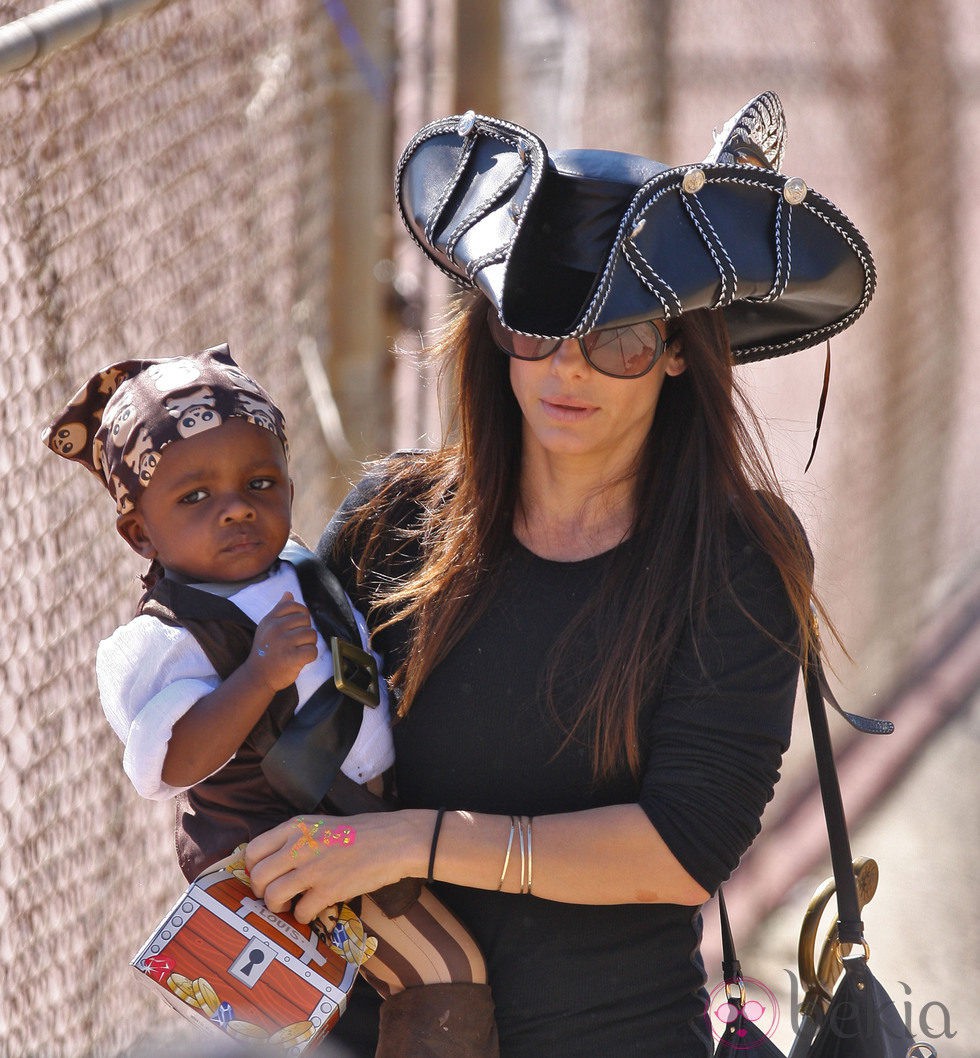 Sandra Bullock disfrazada de pirata con su hijo Louis