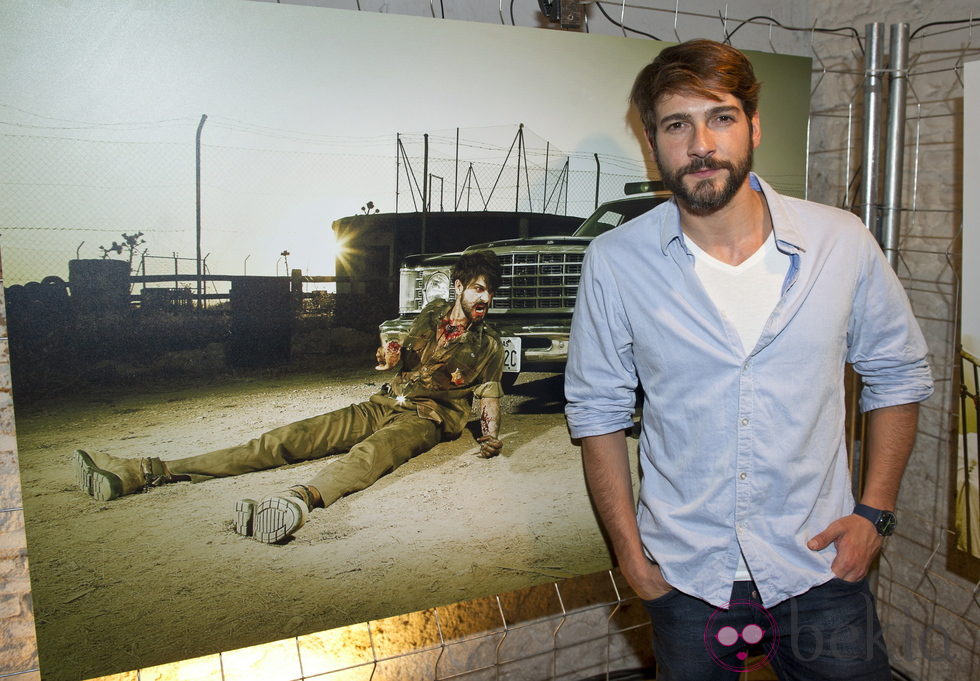 Félix Gómez junto a su foto de zombie en la presentación de la segunda temporada de 'The walking dead'