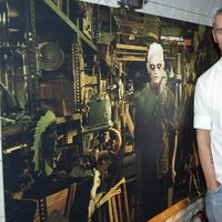 David Delfín junto a su foto de zombie en la presentación de la segunda temporada de 'The walking dead'