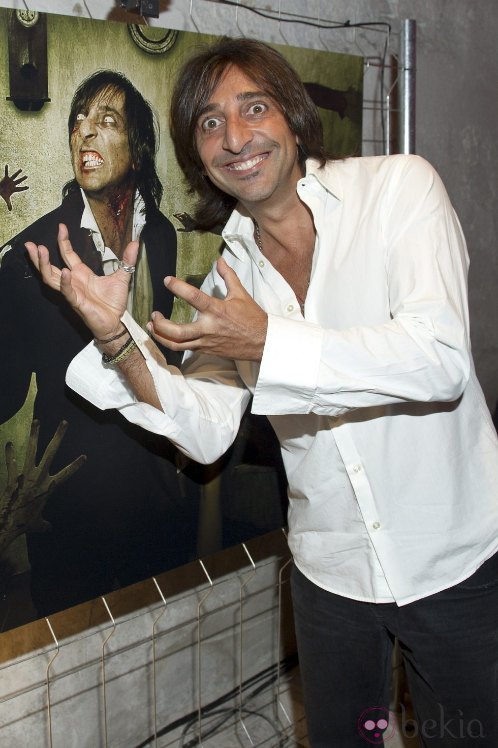 Antonio Carmona junto a su foto de zombie en la presentación de la segunda temporada de 'The walking dead'
