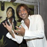 Antonio Carmona junto a su foto de zombie en la presentación de la segunda temporada de 'The walking dead'