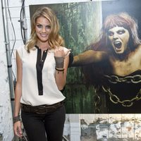 Amaia Salamanca junto a su foto de zombie en la segunda temporada de 'The walking dead'