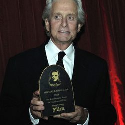 Michael Douglas con su Premio Kirk Douglas