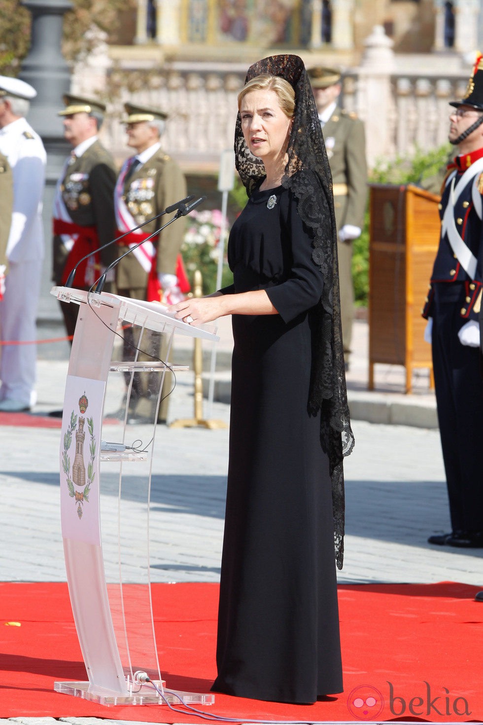 La Infanta Cristina en la entrega de la Enseña Nacional al Regimiento de Guerra Electrónica