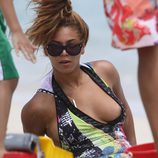 Beyoncé muestra el pecho en un descuido en la playa