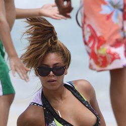 Beyoncé muestra el pecho en un descuido en la playa