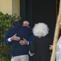 Curro Romero abraza a Alfonso Díez junto a la Duquesa de Alba en el cumpleaños de Carmen Tello