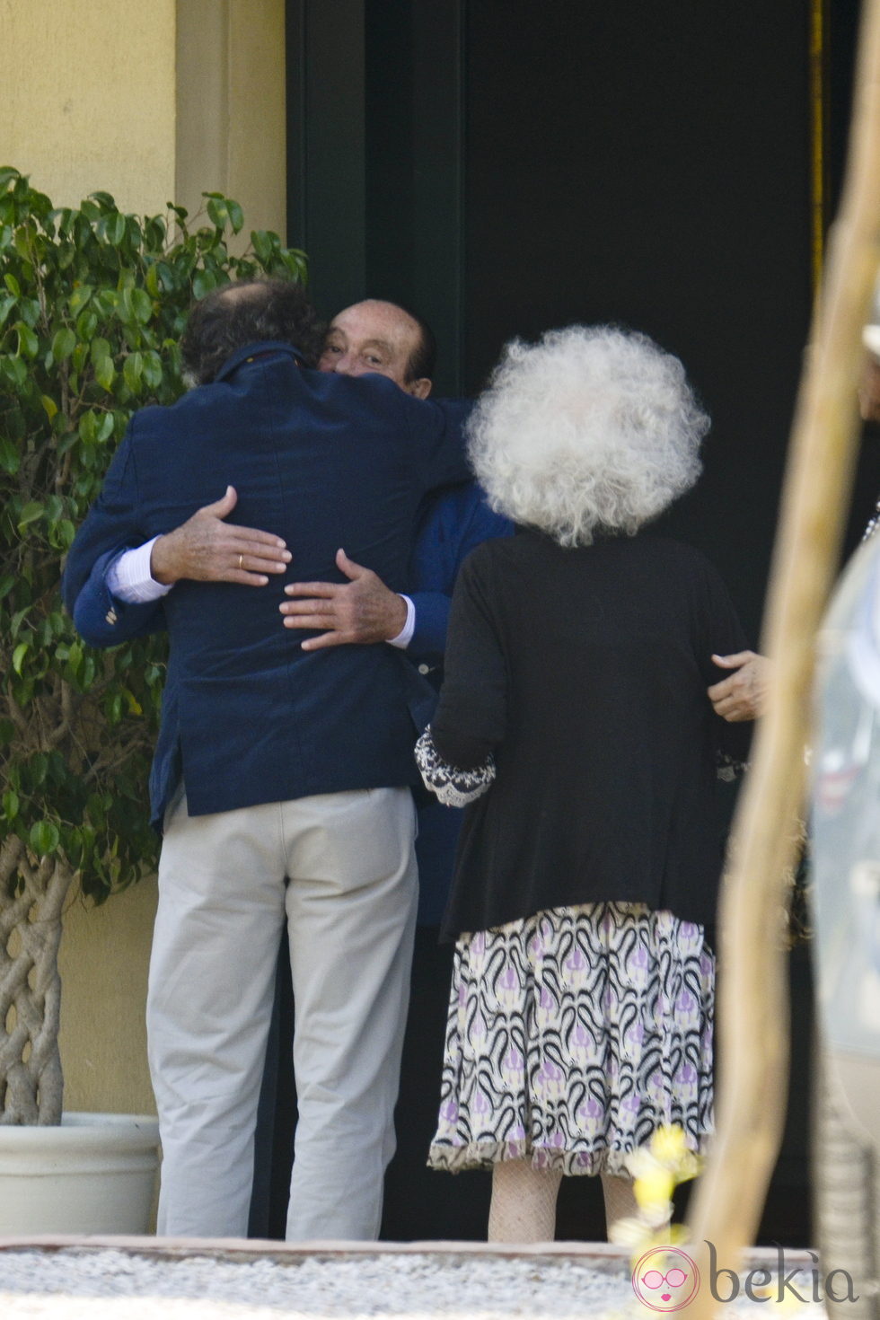 Curro Romero abraza a Alfonso Díez junto a la Duquesa de Alba en el cumpleaños de Carmen Tello