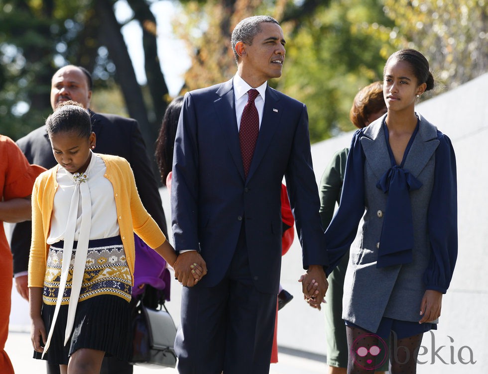 Barack Obama con sus hijas Malia y Sasha en el monumento a Martin Luther King