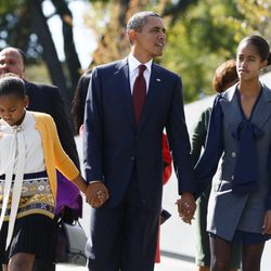 Barack Obama con sus hijas Malia y Sasha en el monumento a Martin Luther King
