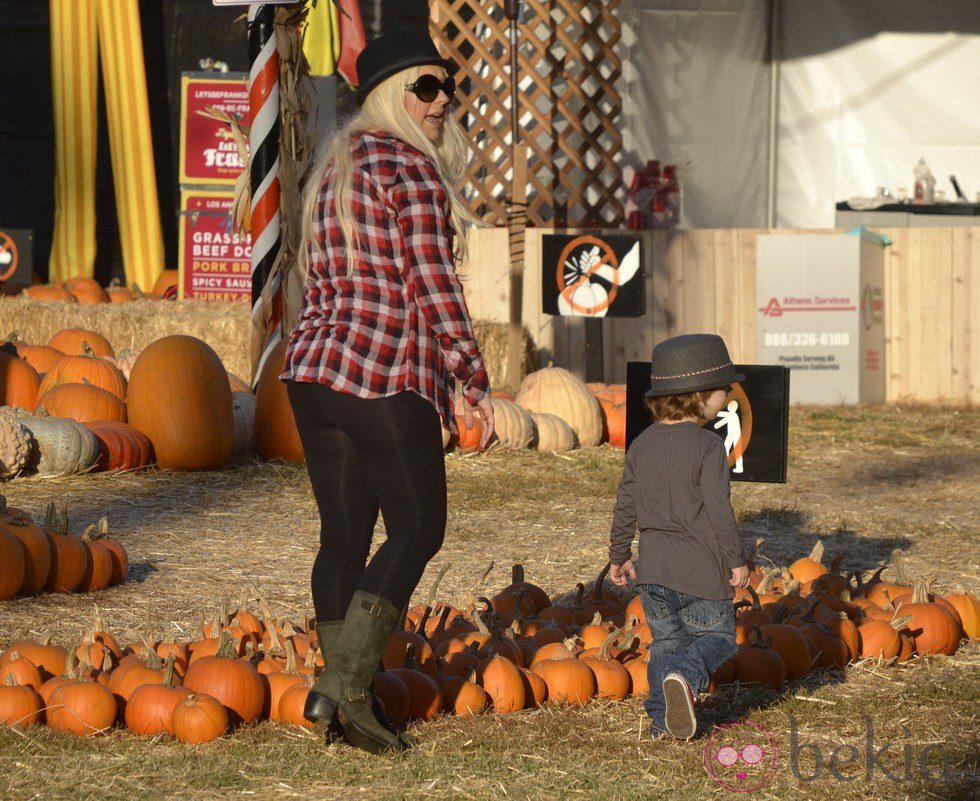 Christina Aguilera con su hijo buscan la calabaza para Halloween