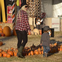 Christina Aguilera con su hijo buscan la calabaza para Halloween