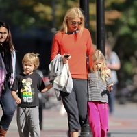 Gwyneth Paltrow pasea con sus hijos Apple y Moses