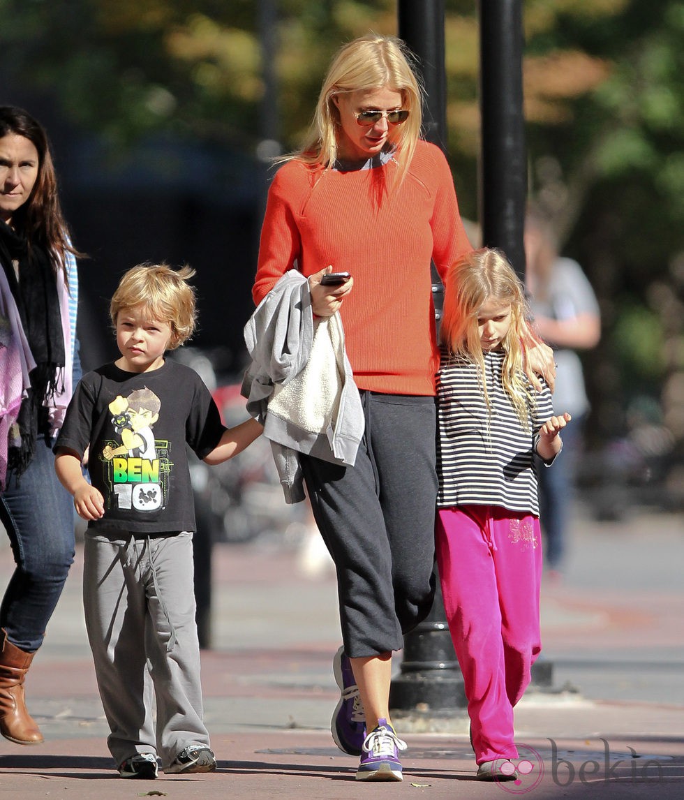 Gwyneth Paltrow pasea con sus hijos Apple y Moses