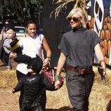 La cantante Gwen Stefani y su hija de compras por Halloween