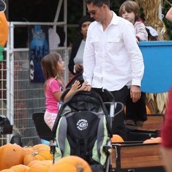 David Arquette con su hija de compras por Halloween