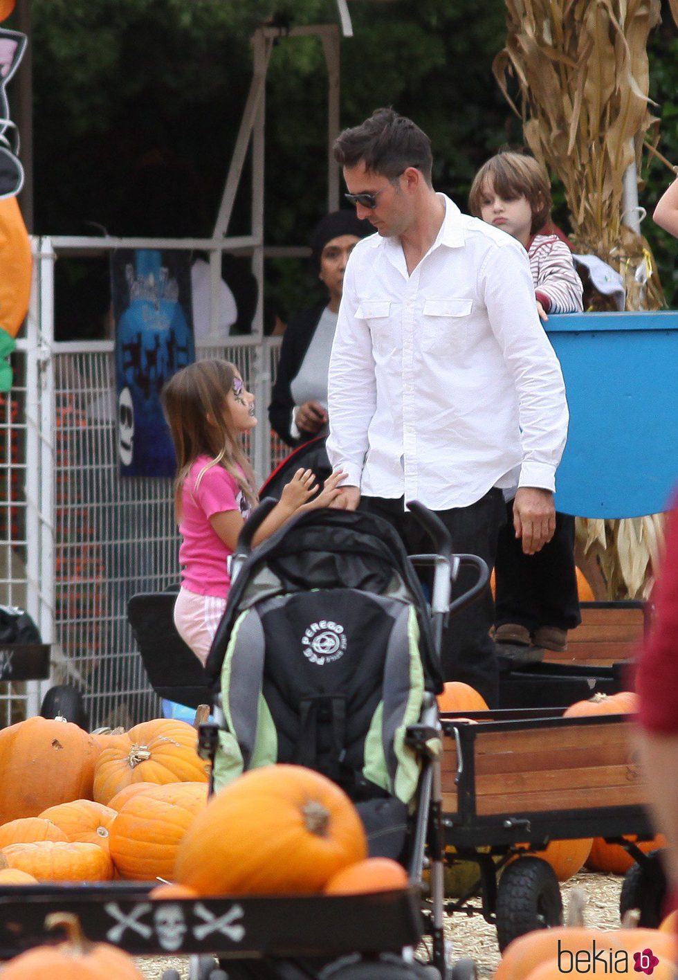 David Arquette con su hija de compras por Halloween