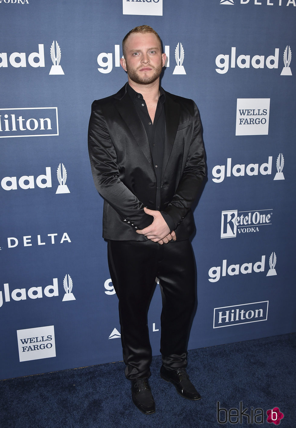 August Getty en el photocall de los Premios GLAAD Media 2016