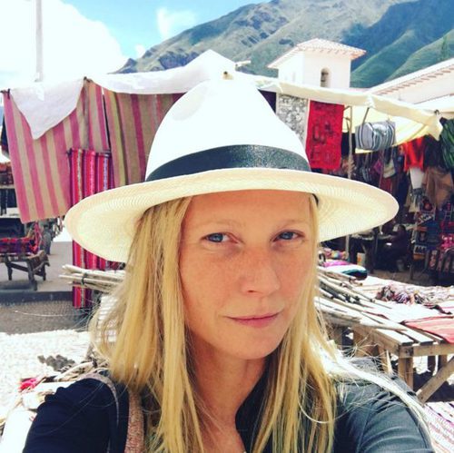 Gwyneth Paltrow en un mercado local durante su viaje a Perú