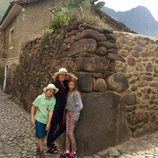 Gwyneth Paltrow junto a sus hijos Apple y Moses durante su viaje a Perú