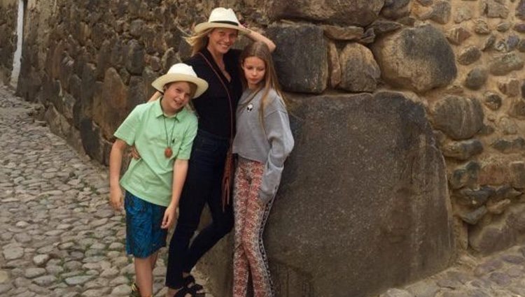 Gwyneth Paltrow junto a sus hijos Apple y Moses durante su viaje a Perú