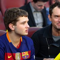 Jude Law disfrutando junto a su hijo del Clásico en el Camp Nou