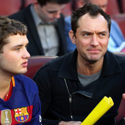 Jude Law disfrutando junto a su hijo del Clásico en el Camp Nou