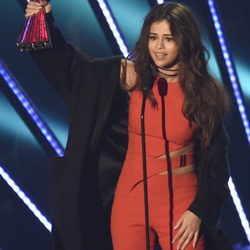 Selena Gomez recibiendo el Premio iHeartRadio Music 2016