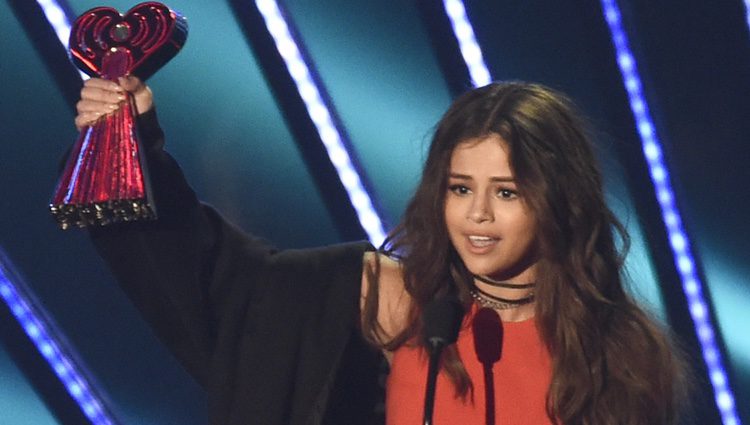 Selena Gomez recibiendo el Premio iHeartRadio Music 2016