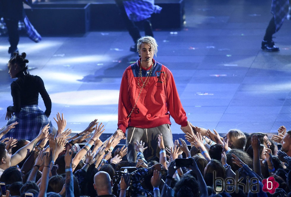 Justin Bieber durante su actuación en los Premios iHeartRadio Music 2016