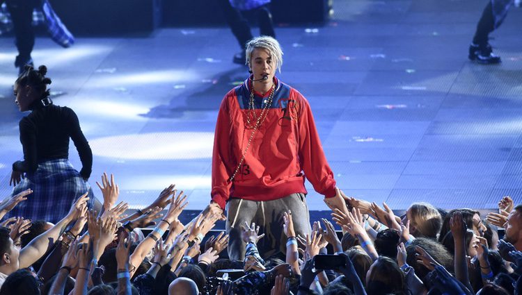 Justin Bieber durante su actuación en los Premios iHeartRadio Music 2016