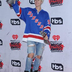 Justin Bieber posando con su Premio iHeartRadio Music 2016